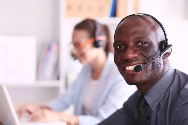 Portret van een Afro-Amerikaanse jonge zakenman met headset. — Stockfoto