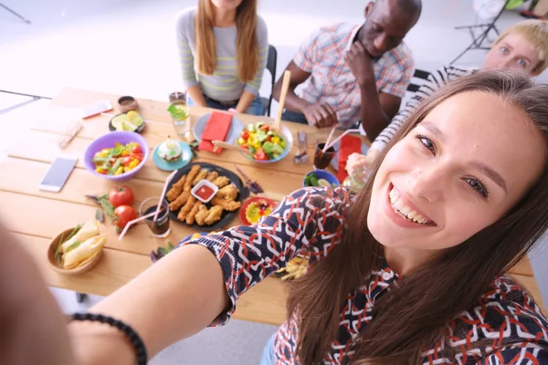 Öğle yemeği sırasında selfie çeken bir grup insan. Kendim. Arkadaşız. Arkadaşlar yemek yerken fotoğraflanır.