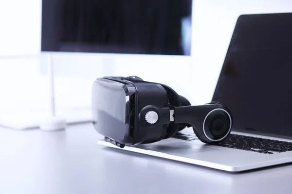 Virtual reality goggles on desk with laptop. business. 3d technology — Stock Photo, Image