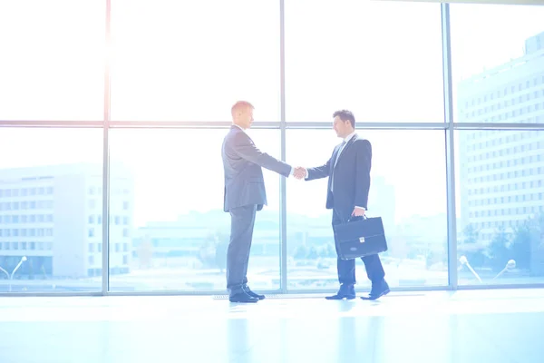 Imagen completa de dos exitosos hombres de negocios estrechándose la mano entre sí —  Fotos de Stock