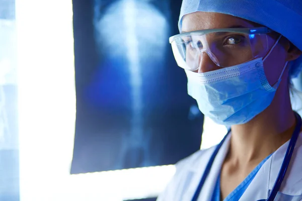 Obraz atrakcyjnej kobiety lekarz patrząc na wyniki rentgenowskie. — Zdjęcie stockowe