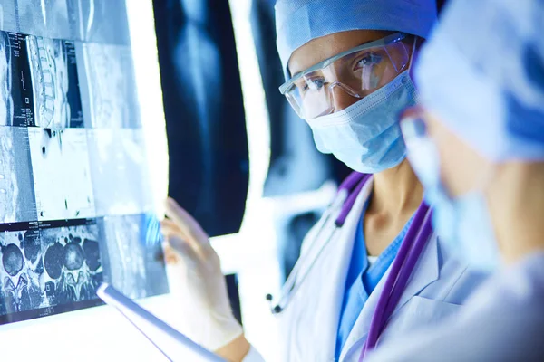 Dos mujeres médicas que miran rayos X en un hospital. — Foto de Stock