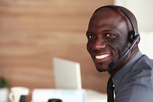 Retrato de um belo jovem empresário negro. — Fotografia de Stock