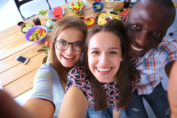 Gruppe von Menschen beim Selfie während des Mittagessens. Selbst. Freunde. Freunde werden zum Essen fotografiert — Stockfoto