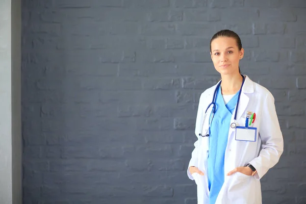 Een jonge vrouwelijke dokter die bij je telefoon zit. Vrouwelijke artsen. — Stockfoto