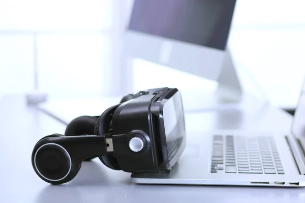 Virtual reality goggles on desk with laptop. business. 3d technology — Stock Photo, Image