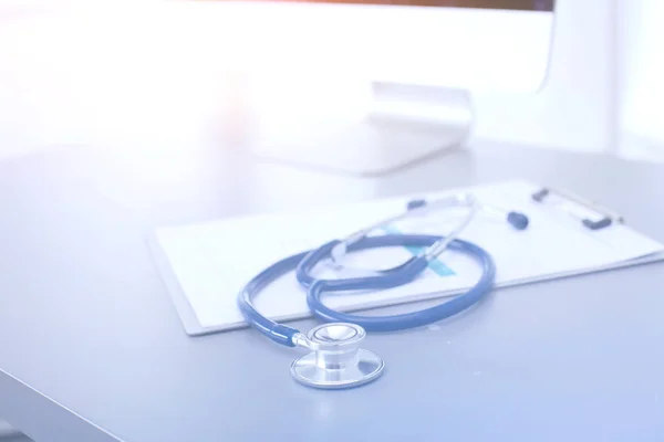 Медичне обладнання: синій стетоскоп і планшет на білому тлі. Медичне обладнання — стокове фото