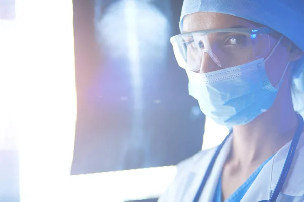 Obraz atrakcyjnej kobiety lekarz patrząc na wyniki rentgenowskie. — Zdjęcie stockowe