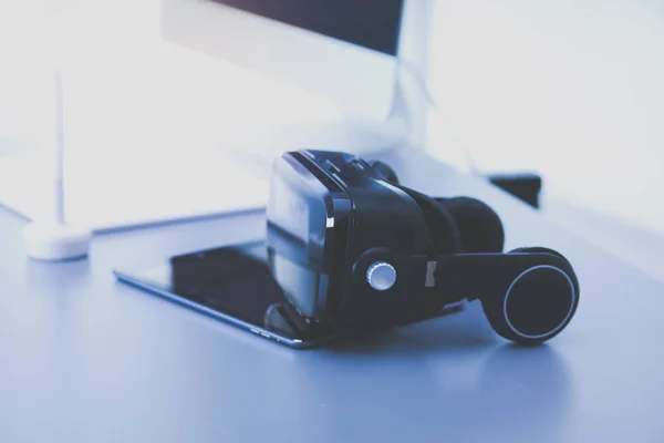 Virtual reality goggles on desk with laptop. business. 3d technology — Stock Photo, Image