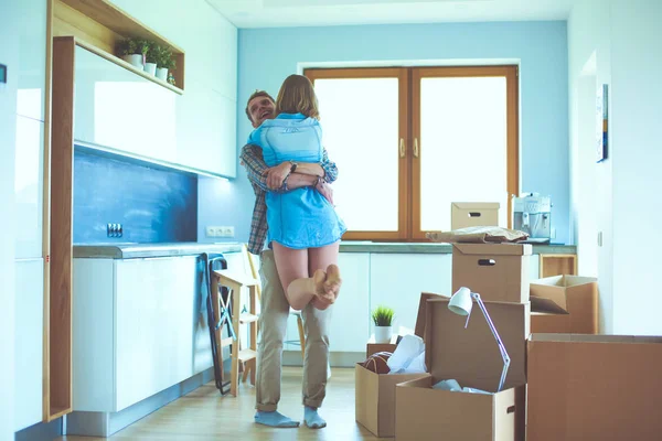 Portrait of young couple moving in new home. Young couple — Stock Photo, Image