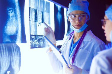 Hastanede röntgen çektiren iki kadın doktor..