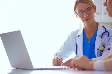 Doktor ve hasta çift masada oturmuş bir şey tartışıyorlar..