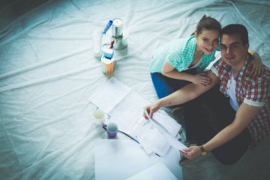 Genç katta oturan ve onlar hakkında tasarruf hesaplama çift. Genç Çift