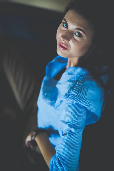 Porträt einer glücklichen jungen Frau auf dem Sofa sitzend. junge Frau — Stockfoto