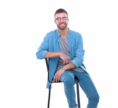 Beyaz arka plan üzerinde izole sandalye üzerinde oturan genç adam. Startupper. Genç girişimci.
