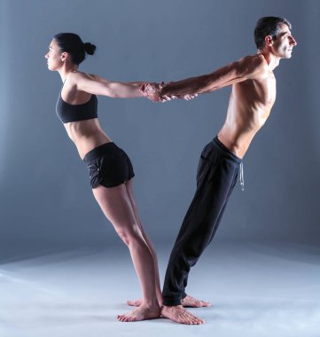 Genç çift Acro yoga mat Studio birlikte uygulamak. Acroyoga. Çift yoga. Ortak yoga.