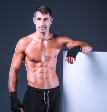 kaslı adam boş tutan.