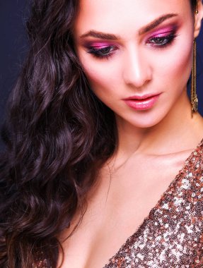 Abiye siyah arka plan üzerine güzel genç kadın.