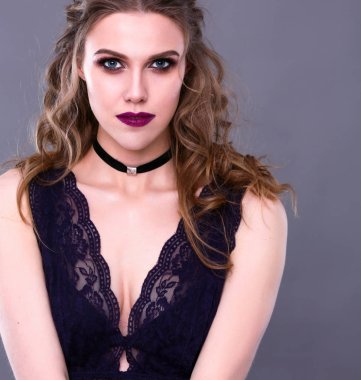 Güzel genç kadın yüz portresi. Gri arka plan üzerinde izole.