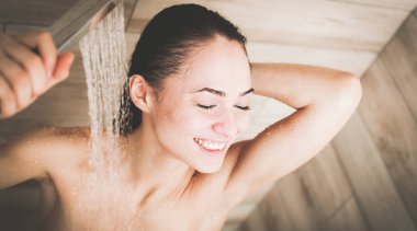 Genç beautyful kadın banyoda duş altında