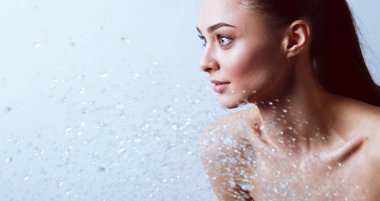 Genç beautyful kadın banyoda duş altında