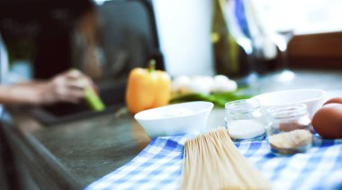 Hamur hazırlama tarifi ev yapımı ekmek, pizza ya da turta karışımı, mutfak masasının arkasında besin düzlüğü