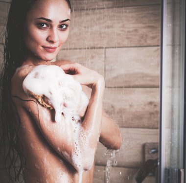 Genç beautyful kadın banyoda duş altında