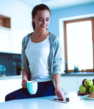 mutlu kadın evde Mutfakta çay içme