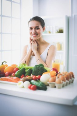 Yatakta seksi, şık bir kadın.