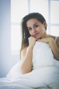 Karın ağrısı çeken genç bir kadın.