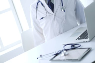 Tıbbi ekipman: Beyaz arka planda mavi steteskop ve tablet. Tıbbi ekipman