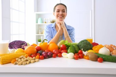 Yatakta seksi, şık bir kadın.