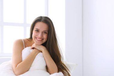 Karın ağrısı çeken genç bir kadın.