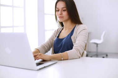 Dizüstü bilgisayar kullanan Mutlu Genç Güzel Kadın