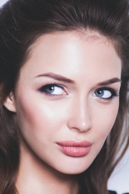 Duran, beyaz arka plan üzerinde izole güzel ve genç birbayan. Seksi kadın