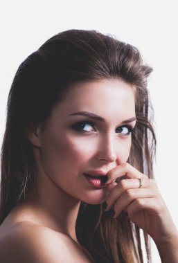 Duran, beyaz arka plan üzerinde izole güzel ve genç birbayan. Seksi kadın