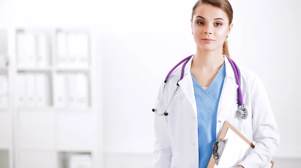 女医生站在医院文件夹里 — 图库照片