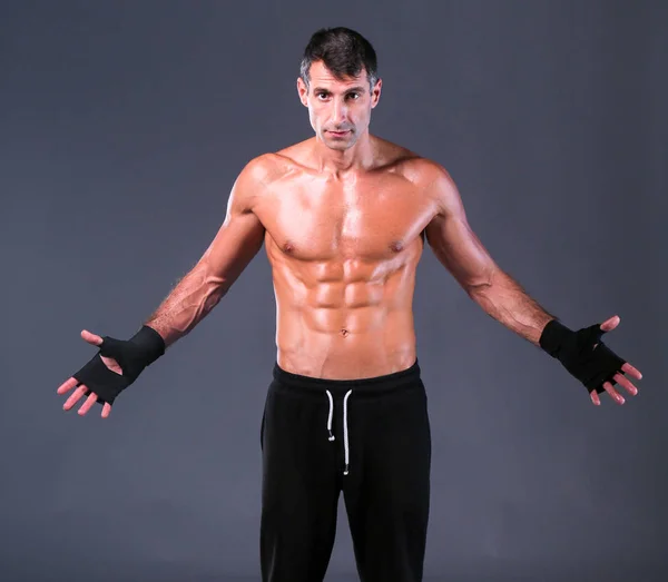 Retrato de mano envolviendo boxeador medio desnudo. Instructor de fitness personal. Formación personal . — Foto de Stock