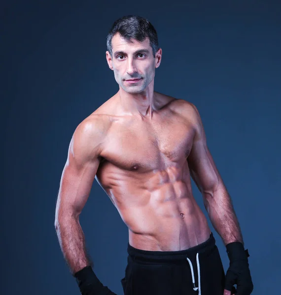 Retrato de mano envolviendo boxeador medio desnudo . — Foto de Stock