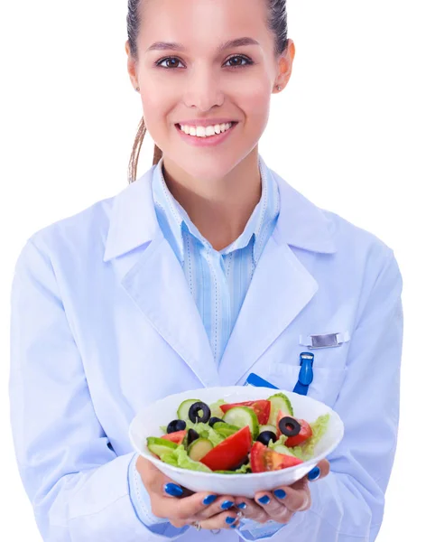 신선 한 야채가 담긴 접시를 들고 있는 아름다운 여자 의사의 모습. 여성 의사들. — 스톡 사진