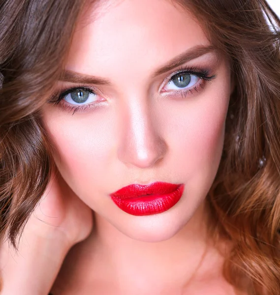 Bela pele de mulher com lábios vermelhos no fundo branco — Fotografia de Stock