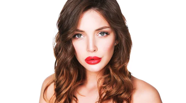 Skóra piękna kobieta z czerwonymi ustami na białym tle — Zdjęcie stockowe