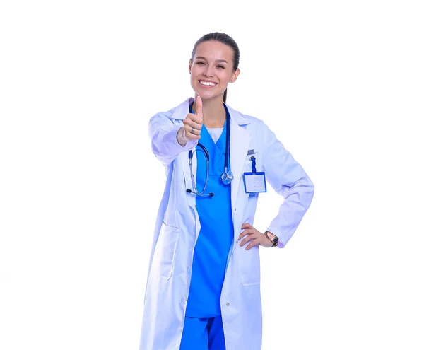 Hermosa joven con abrigo blanco posando con la mano en el bolsillo. Mujer doctora — Foto de Stock