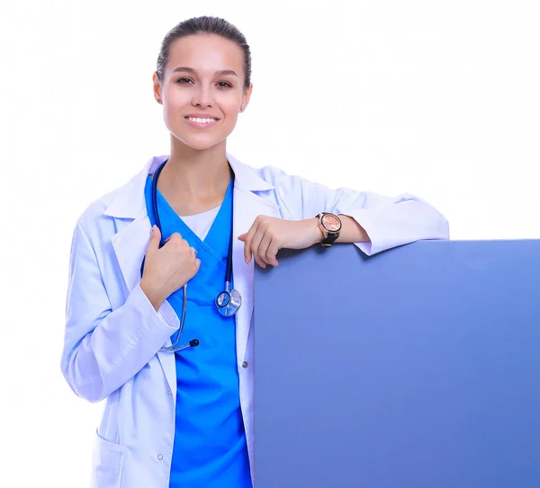 Een vrouwelijke dokter met een leeg reclamebord. Vrouwelijke dokter — Stockfoto