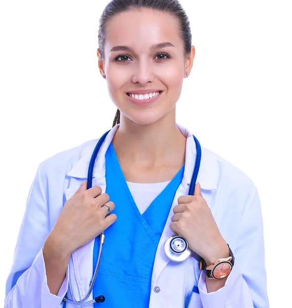 Mooie jonge vrouw in witte jas poserend met de hand in de zak. Vrouwelijke dokter — Stockfoto