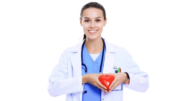 Médico femenino positivo de pie con estetoscopio y símbolo rojo del corazón aislado. Mujer doctora — Foto de Stock
