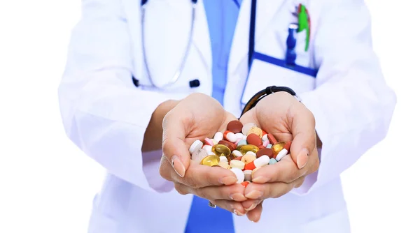 Doktorn håller en hög med droger i en hand. Kvinnlig läkare — Stockfoto