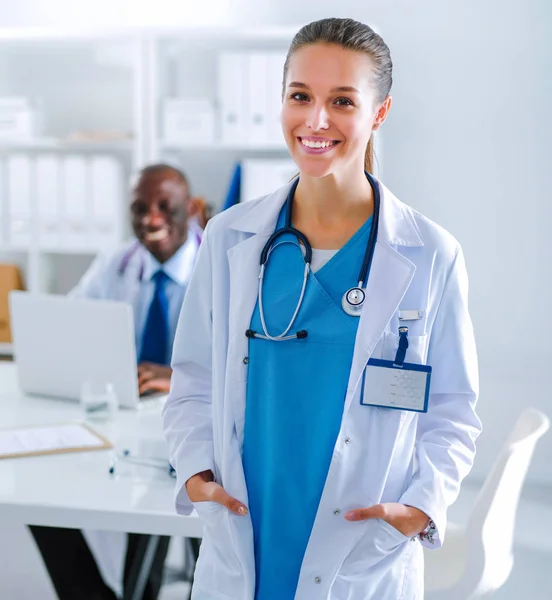 Due giovani medici felici sorridenti che stringono la mano in ufficio. Dottori. Lavoro di squadra — Foto Stock