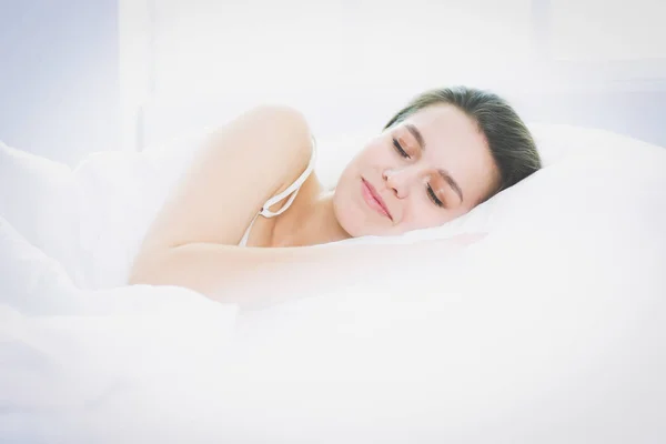 Záběr mladá žena spí na lůžku — Stock fotografie