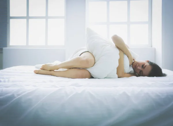 Junge Frau leidet unter Bauchschmerzen — Stockfoto